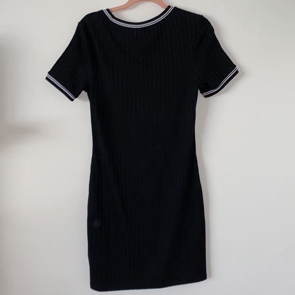 Ringer Bodycon Dress🤍🖤 - Picture 2 of 3